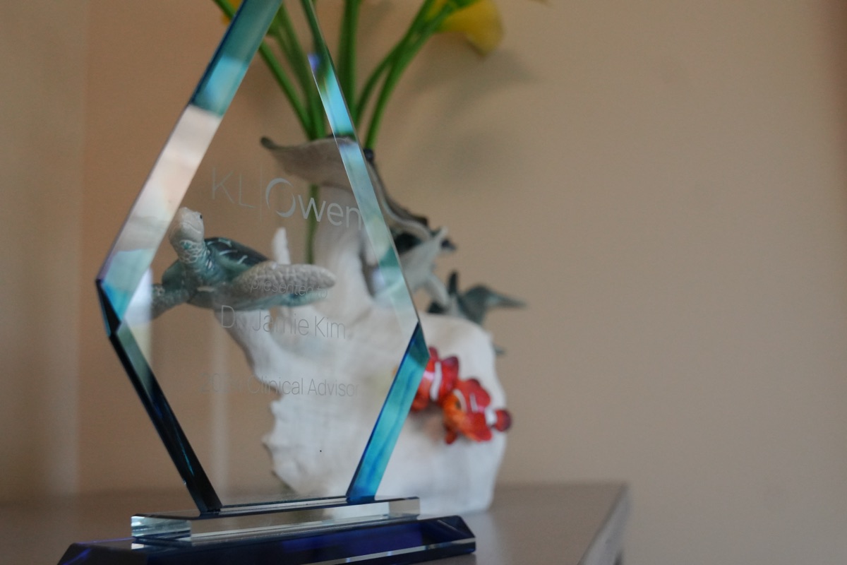Dr. Jamie Kim nhận giải KLOwen Key Opinion Leader tại iCare Orthodontics ở Norcross, GA
