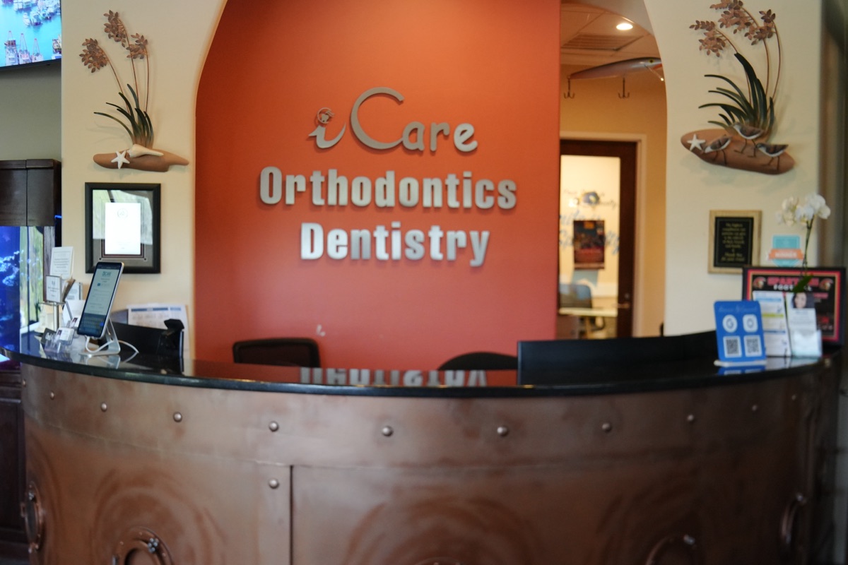 Quầy tiếp tân và phòng chờ của iCare Orthodontics & Dentistry tại Norcross, GA